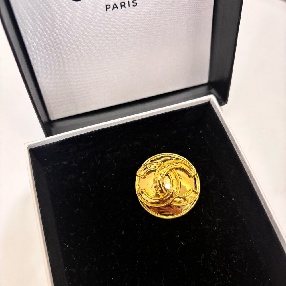 Vintage CHANEL 1994 Gold round CC logo Women's Brooch